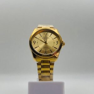 Reloj analógico de cuarzo en tono dorado con esfera a juego