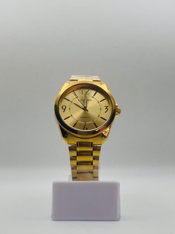 Reloj analógico de cuarzo en tono dorado con esfera a juego