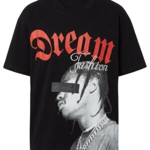 Camiseta negra de estilo "oversized" con un gráfico en la parte delantera que presenta un retrato de Travis Scott