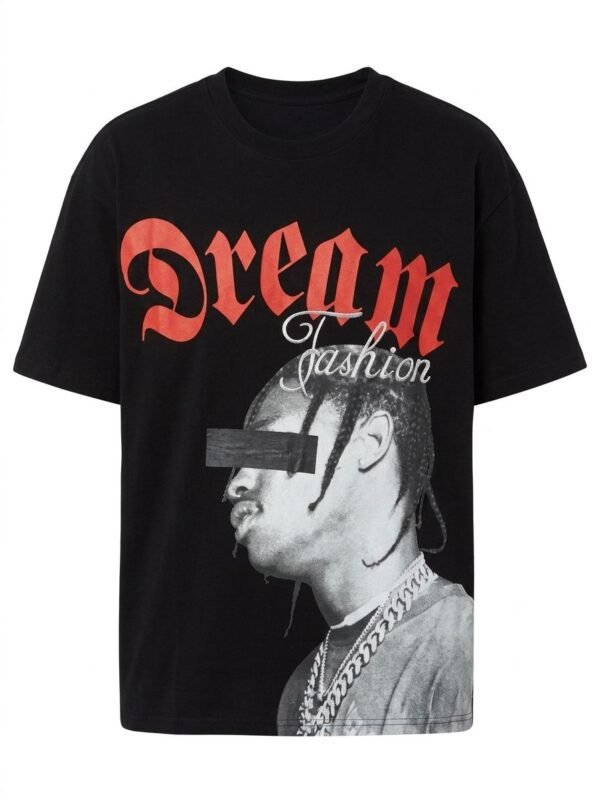Camiseta negra de estilo "oversized" con un gráfico en la parte delantera que presenta un retrato de Travis Scott