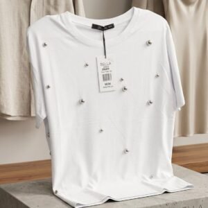 Camiseta blanca con detalles de perlas plateadas