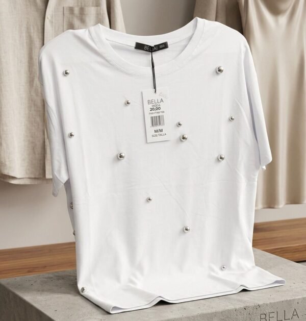 Camiseta blanca con detalles de perlas plateadas