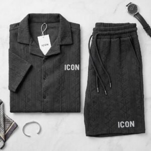 Conjunto de camisa y pantalones cortos texturizados en color negro con la marca ICON.
