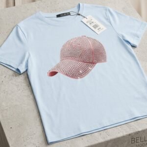 Camisa manga corta con diseño de gorra de diamantes
