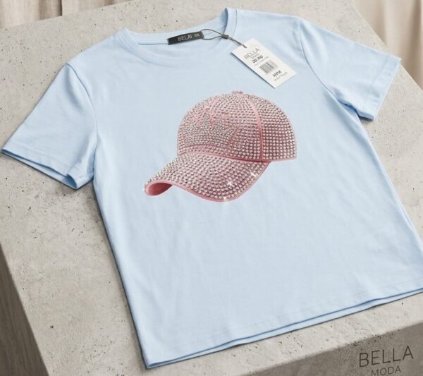 Camisa manga corta con diseño de gorra de diamantes