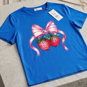 Camiseta manga corta para mujer con diseño de unas fresas con un lazo
