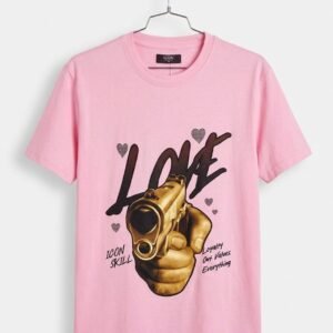 Pulover con texto Love y arma