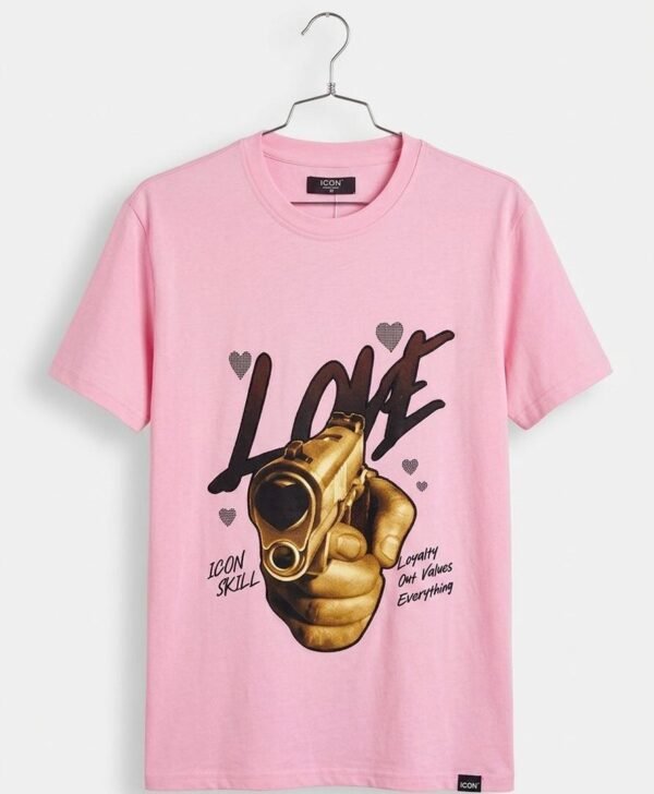 Pulover con texto Love y arma