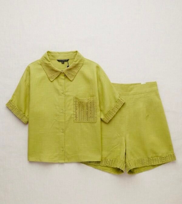 Conjunto de blusa y shorts para niña