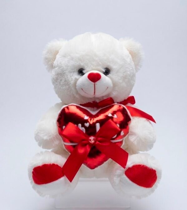 Oso de peluche blanco con corazón rojo