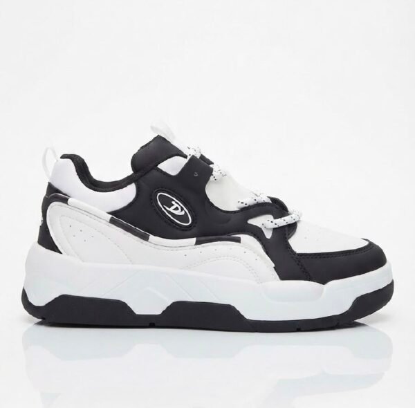 Zapatilla deportiva blanca y negra