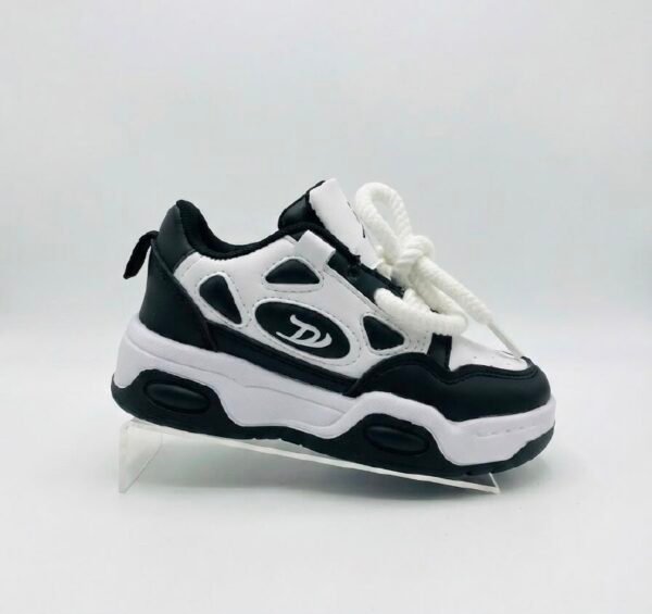 Zapatilla deportiva para niños en blanco y negro