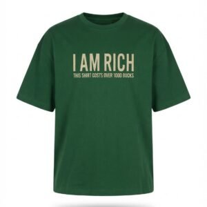 Camiseta de manga corta verde con mensaje "I AM RICH"