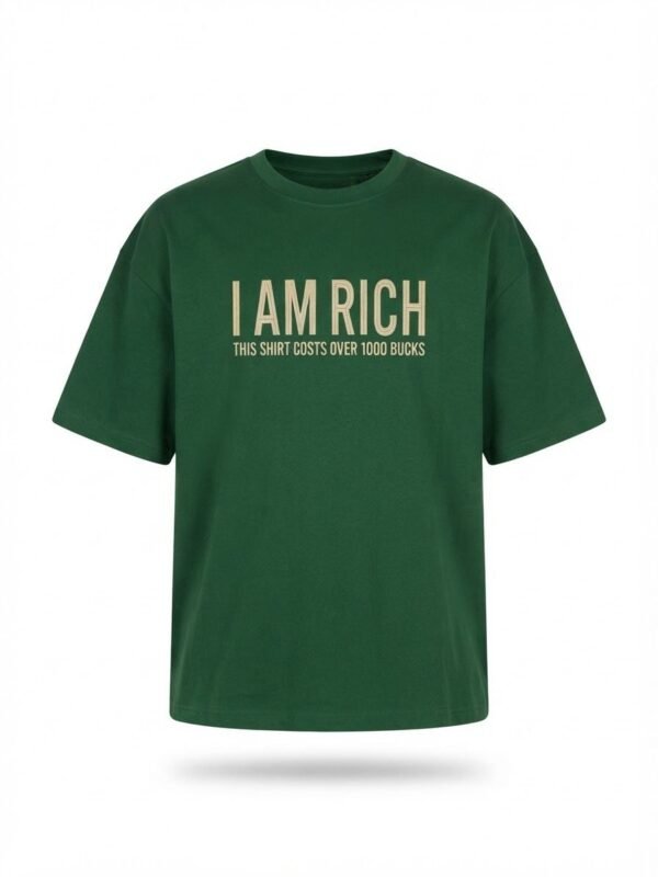 Camiseta de manga corta verde con mensaje "I AM RICH"