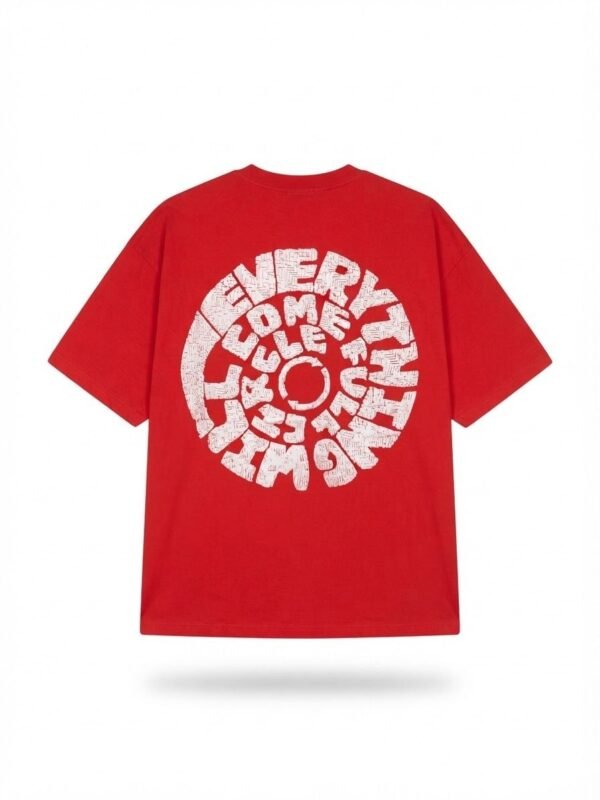 Camiseta roja con diseño circular