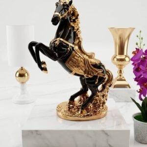 Escultura de caballo rampante en negro y dorado