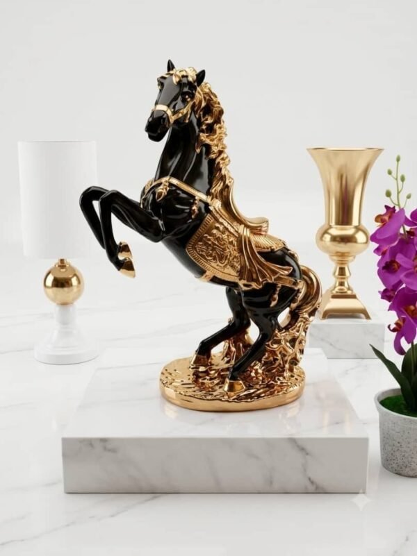 Escultura de caballo rampante en negro y dorado